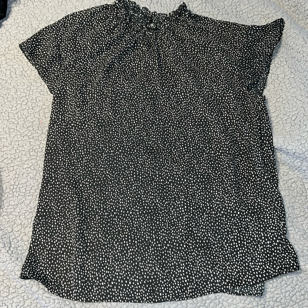 Black and white sleeveless blouse. I ripped out tag but believe it’s from kohls.